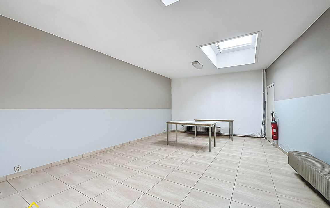 Kantoorgebouw te koop in Limal