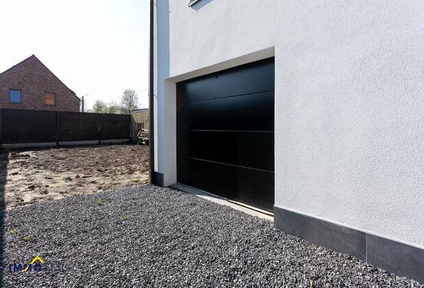 Gesloten garagebox te koop in Lebbeke