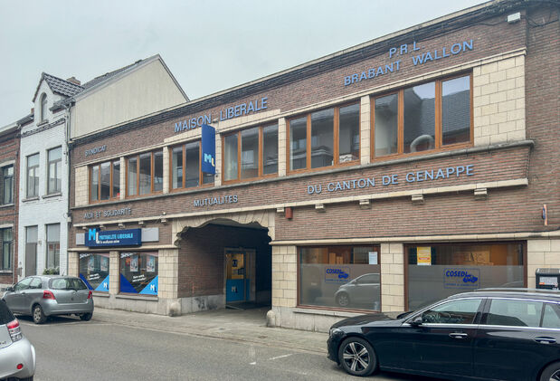 Kantoorgebouw te koop in Limal